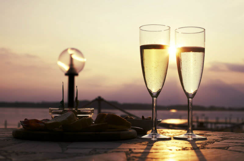 tacas-de-vinho-frisante-e-espumante-na-praia