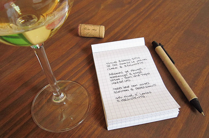 bloco com notas de degustação de vinhos