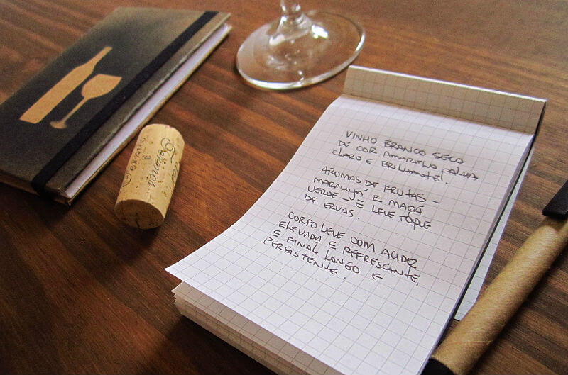 Caderno com descrições de vinhos
