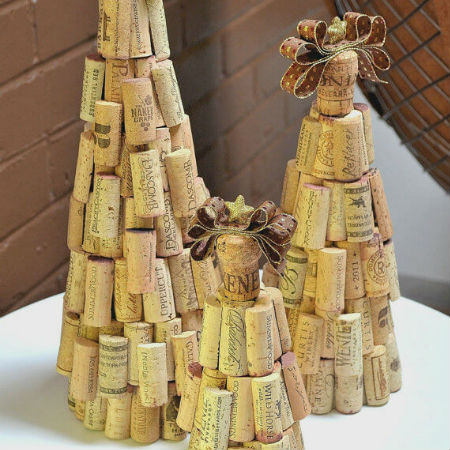 Arvores de natal feitas com rolhas de vinho
