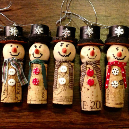 Bonecos feitos com rolhas de vinho