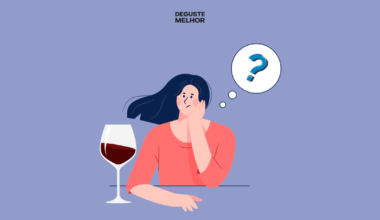 Mulher pensativa olhando uma taça de vinho