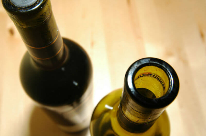 garrafas de vinho abertas