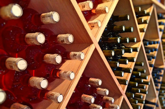garrafas de vinhos em adega