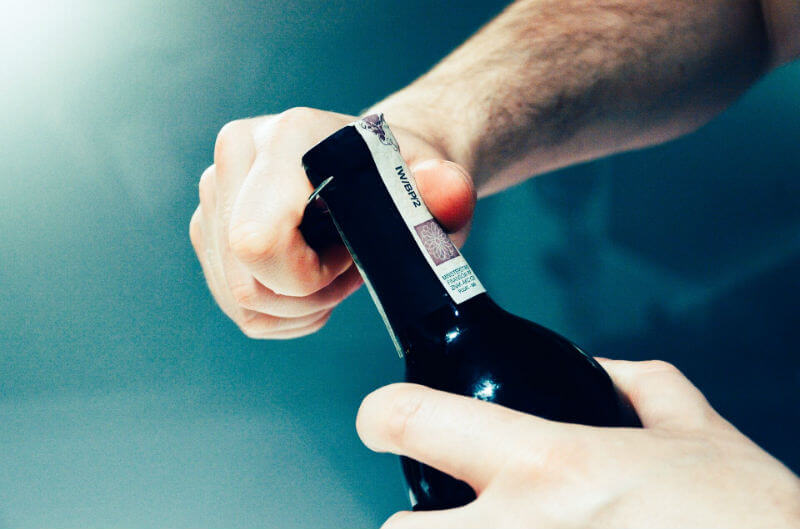 como abrir a garrafa de vinho