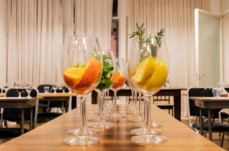 Mesa de aromas no curso de vinhos Del Vino Wine Club