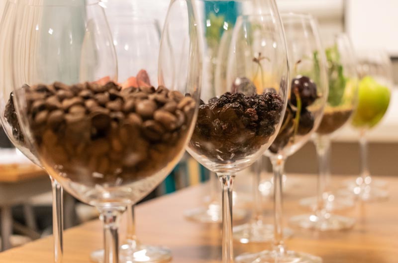 Mesa de aromas no curso de vinhos Del Vino Wine Club