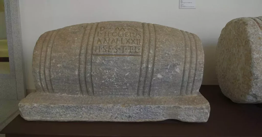 Uma lápide romana no formato de barril de vinho esculpida no século III