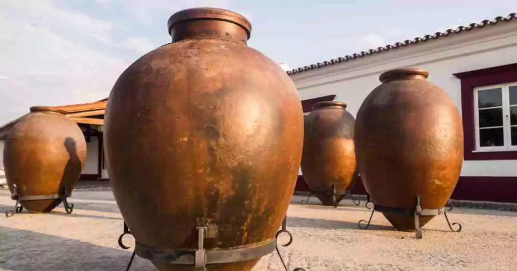 Talhas de barro em frente a uma vinícola do Alentejo, em Portugal