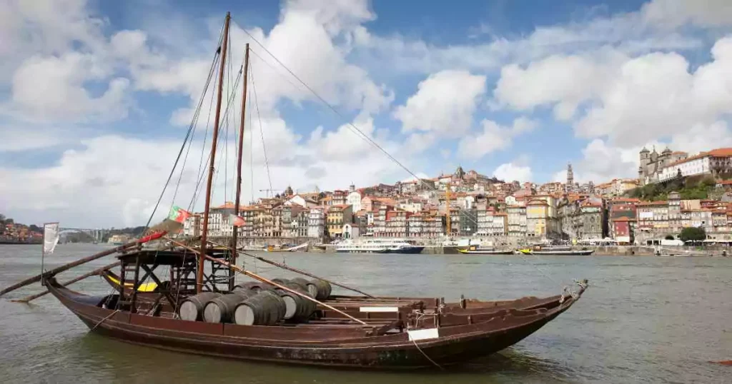 Barco Rabelo transportando barris de Vinho do Porto pelas águas do Rio Douro